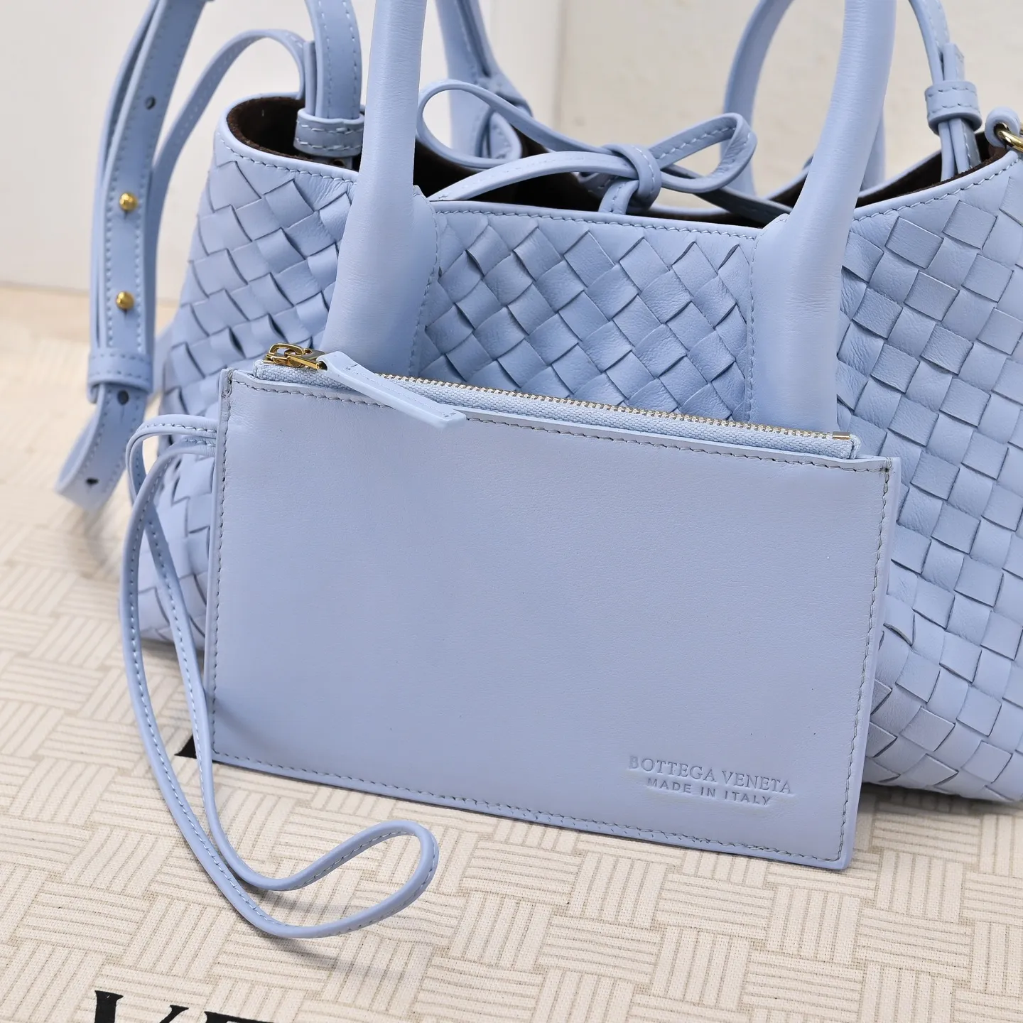 Batch 1760 BOTTEGA VENETA 2025 new product pinacoteca has super soft leather, and the weaving function, practicality and relaxed fashion sense have not fallen behind❤️‍🔥Amway has given sisters a must-have bag when going out. The size of the bag also accurately meets the commuting needs of urban beauties. It can accommodate mobile phones, keys, lipstick, powder, sunscreen, shopping bags...all of it! ! ! 🔥The capacity should not be underestimated~ It does not choose people, clothes, or occasions. With its majestic curved outline, exquisite woven texture, delicate edges and rounded handles, this woven vegetable basket bag truly achieves the goal of "dressing up and being fashionable without getting in the way"~ Are you interested in Jimei? Style number: 9004 Size: 24*15*12cm